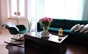 Stylish And Spacious By Cooee Apartments